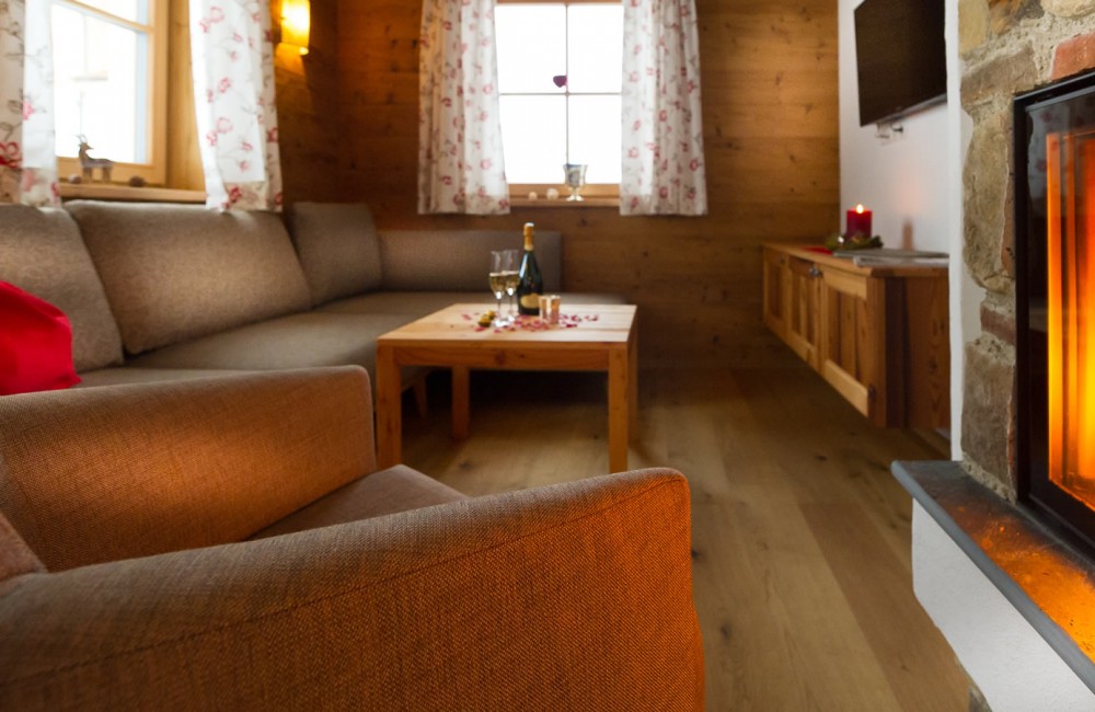 Entspannen am Kaminfeuer im Wohnzimmer des Luxus-Chalets