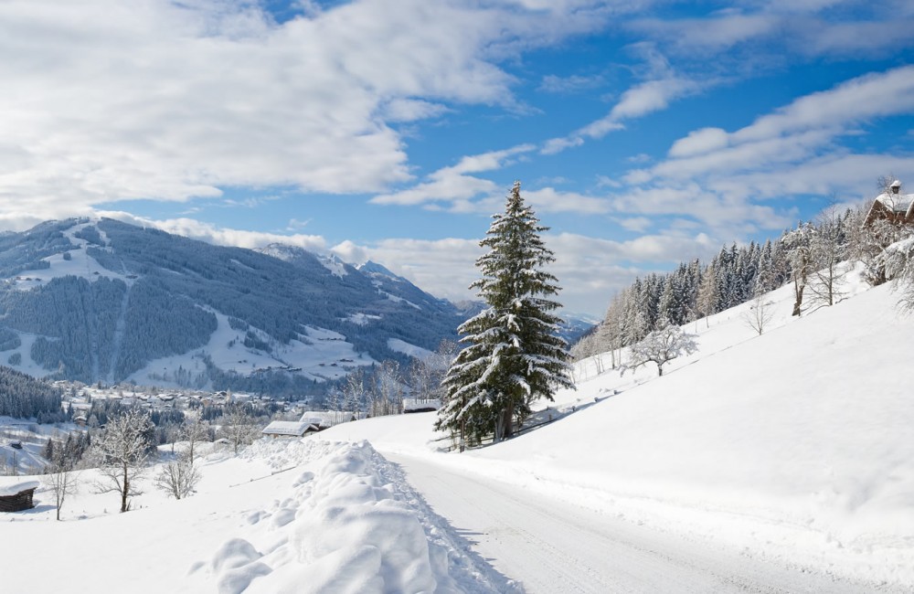Tief verschneite Winterlandschaft in Wagrain im Salzburger Land, Österreich