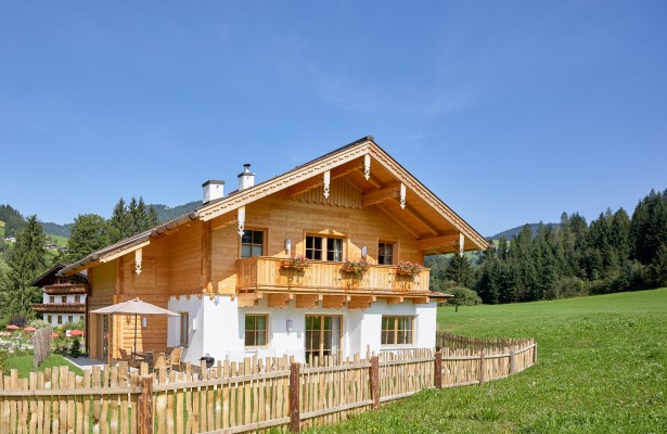Chalet von hinten mit Zaun